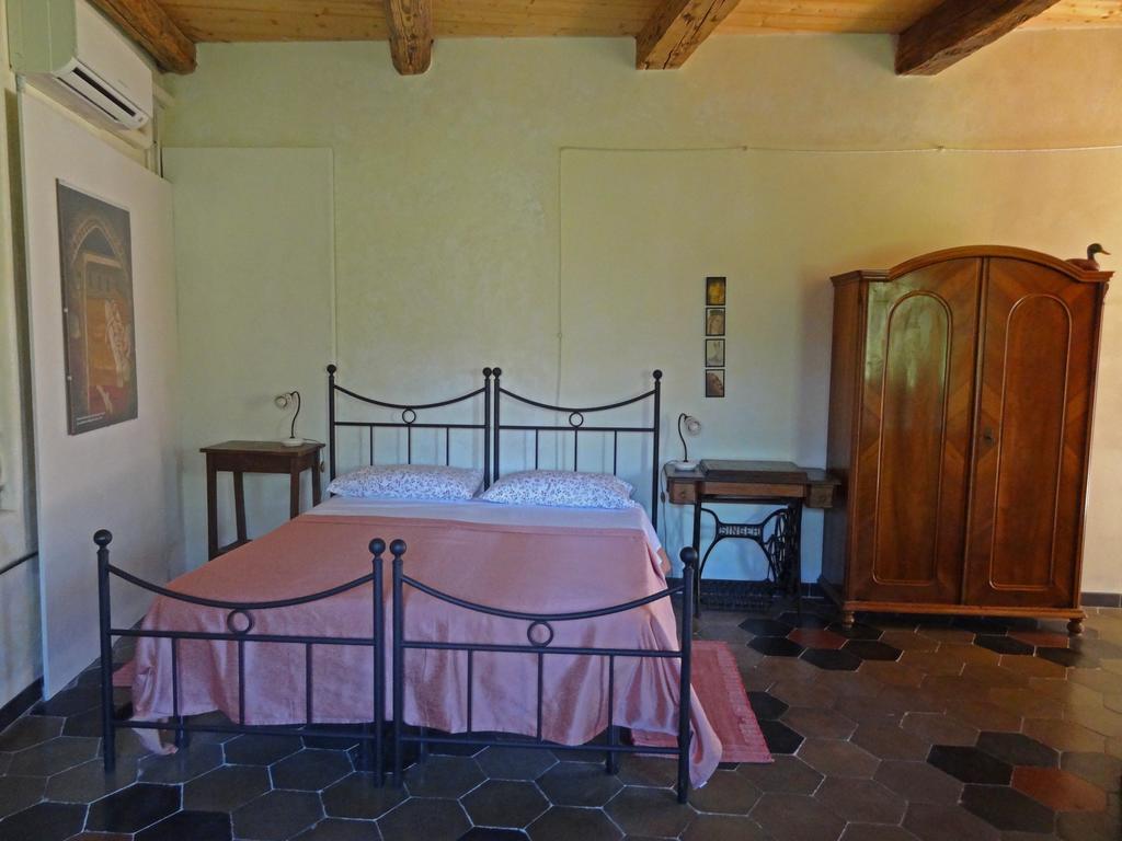 Locanda Dell'Istrice كاميرينو الغرفة الصورة