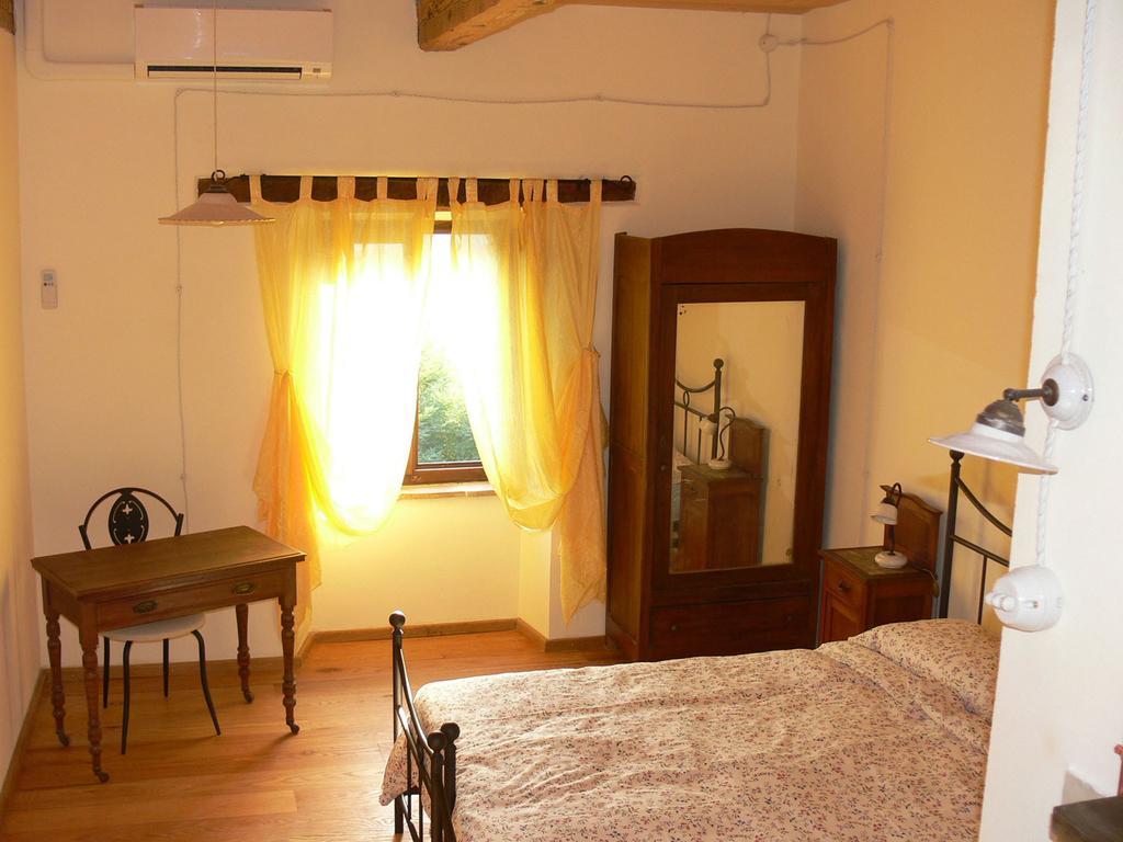 Locanda Dell'Istrice كاميرينو الغرفة الصورة